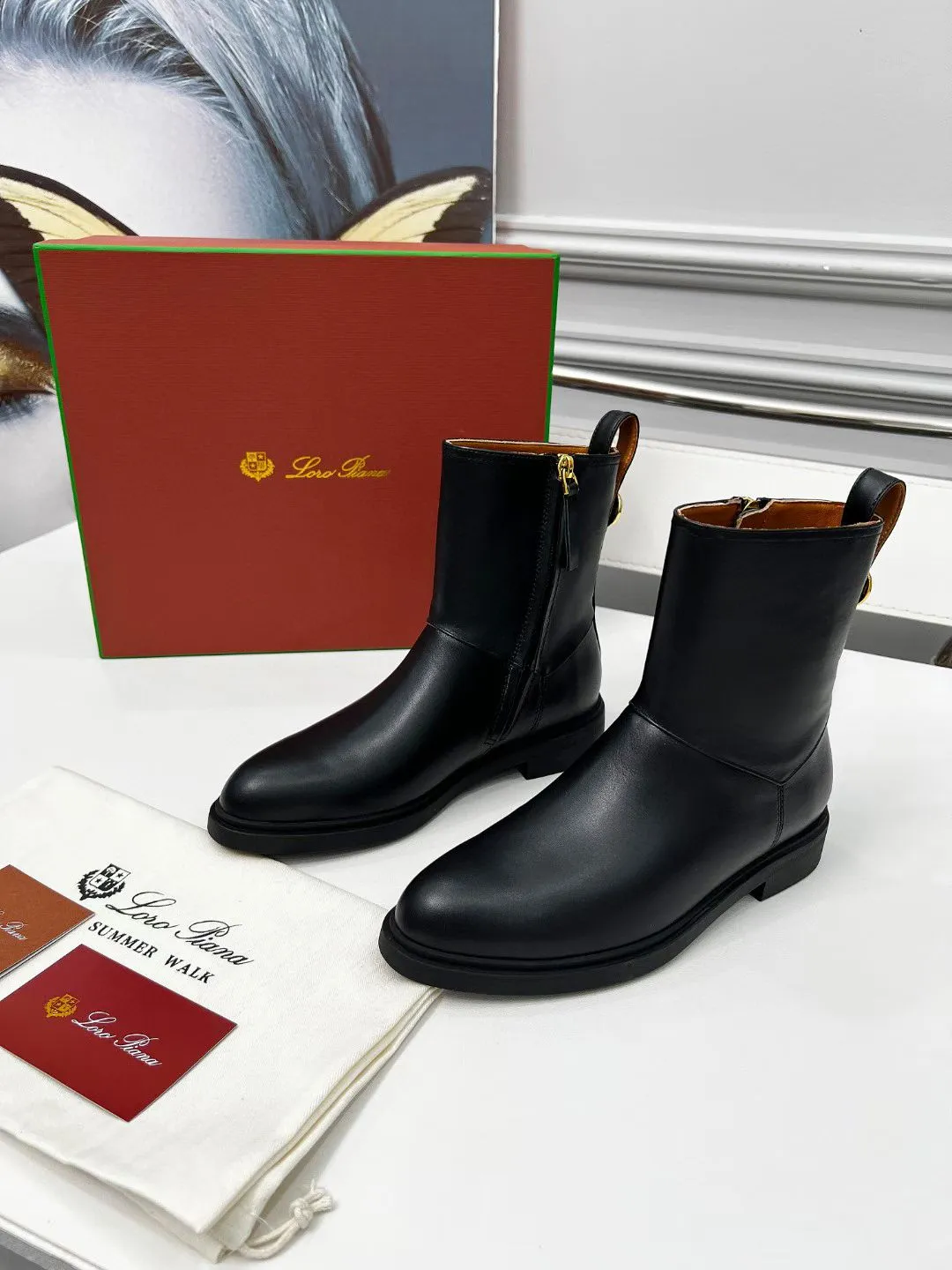 👟👟Ex-factory price 640👟👟 First-layer cowhide, G02 purchasing level WYSIWYG Loro Piana LP 130s new autumn and winter Kilda ankle boots side zipper short boots. This iconic ankle boot is made of waxed cow leather/suede sheepskin, giving it a rustic and unique retro aesthetic. The casual yet sophisticated style is perfect for urban looks as well as relaxed weekend looks. The sole is Loro Piana non-slip rubber sole. Leather lining, interior zip closure with tonal zip puller at top. Metallic detail at back. Leather ring pull tabs engraved with brand logo One-piece tonal rubber sole Rubber sole with anti-slip LP detail! Upper: Imported calfskin/nubuck leather Inner foot pads: cowhide Sole: Original molded rubber outsole Size: 35-40 (41 is custom-made and cannot be returned or exchanged)
